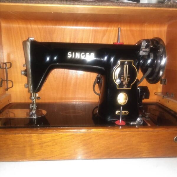 SINGER ELECTRIC SEWING MACHINE