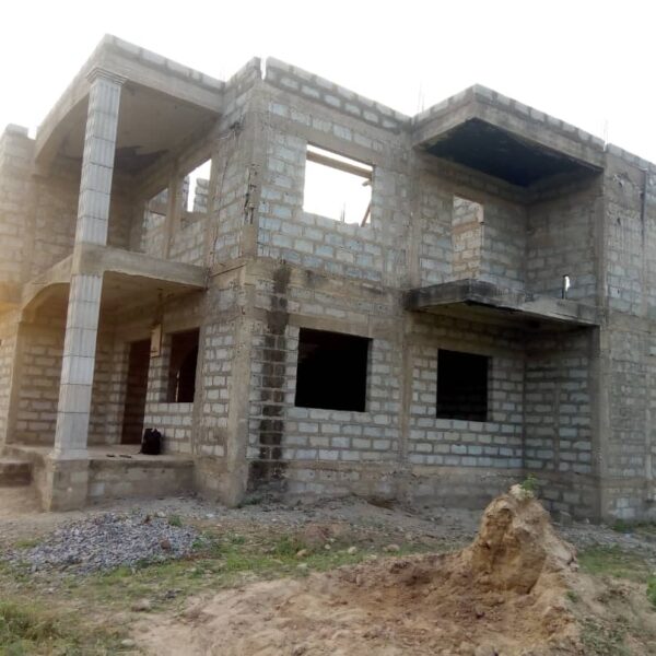 5bedroom uncompleted in Amrahia for sale