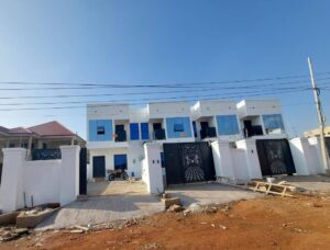 2 bedroom house for sales at West Trassacco 2 (2) bedrooms- ⁠five (3) bathrooms - ⁠Fully fitted Kitchen- ⁠Security House - ⁠Spacious Compound. Asking Price: $100,000 (Negotiable).